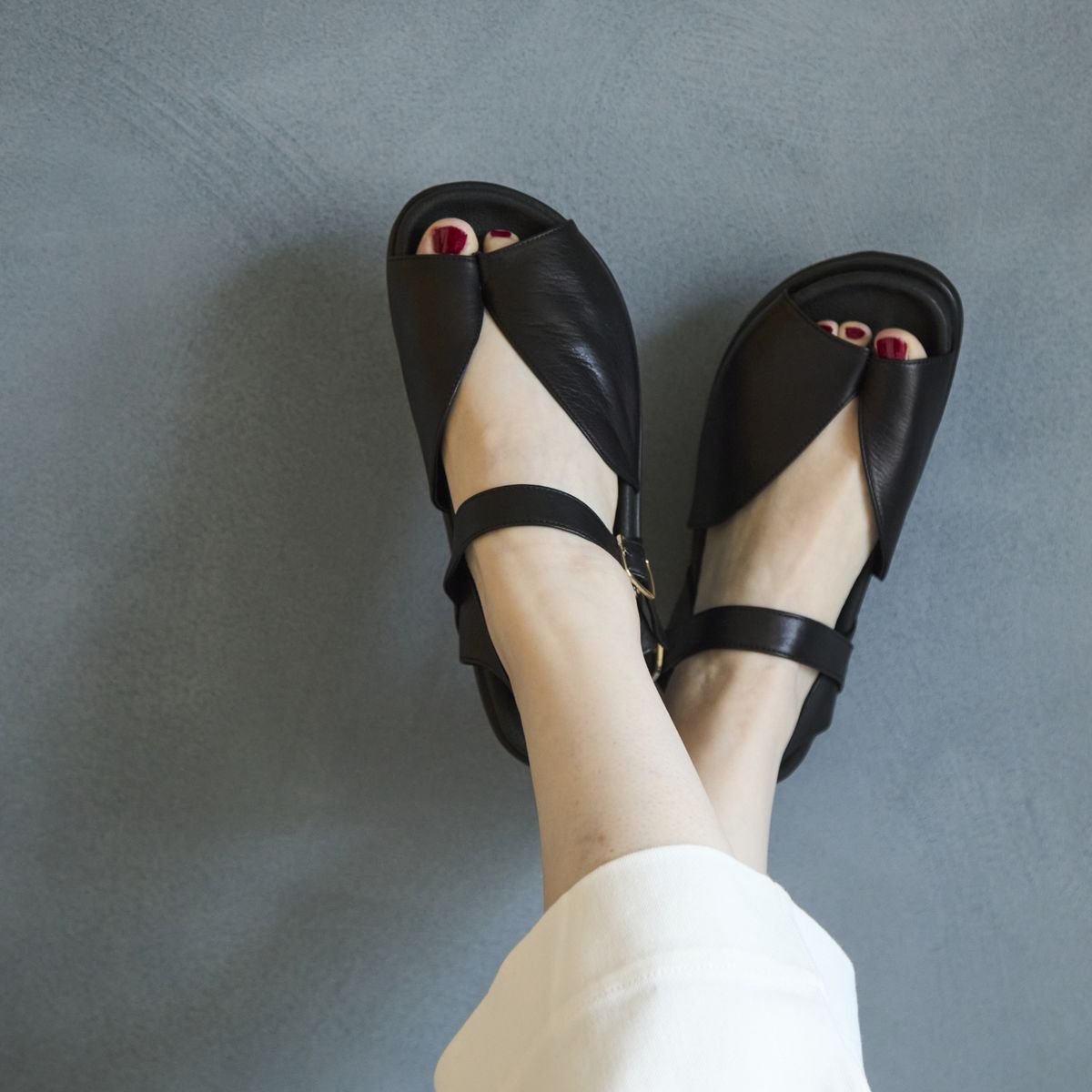 KUTSUNE/バタフライサンダル